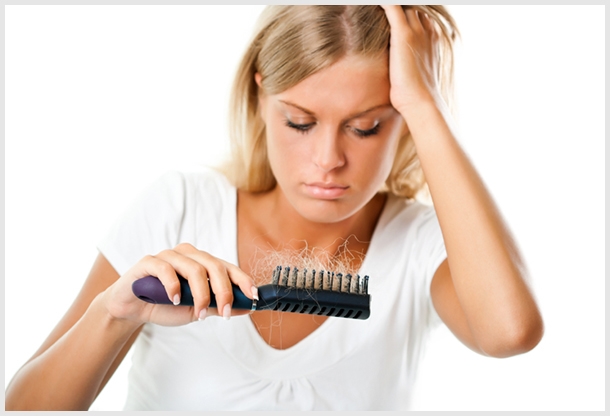 A hajhullás okai és egyéb bőrtünetek